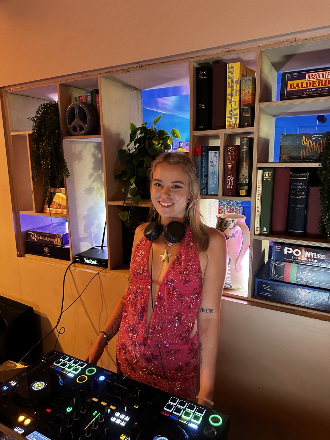 Niamh smiling behind DJ decks at Sirius Vibes Only